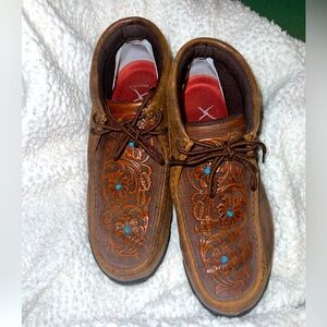 Twisted X Brown tooled flowers driving moccasins- moc toe